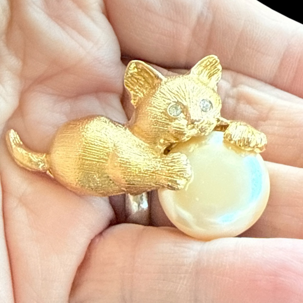Vintage Richelieu Gold Tone Cat Brooch Holding Faux Pearl |Signed Designer Pin - Picture 4 of 6